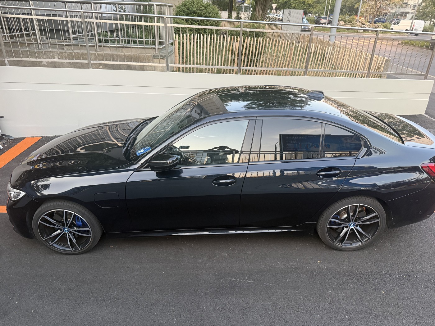 BMW 330e xDrive Pure M Sport Steptronic-image-6