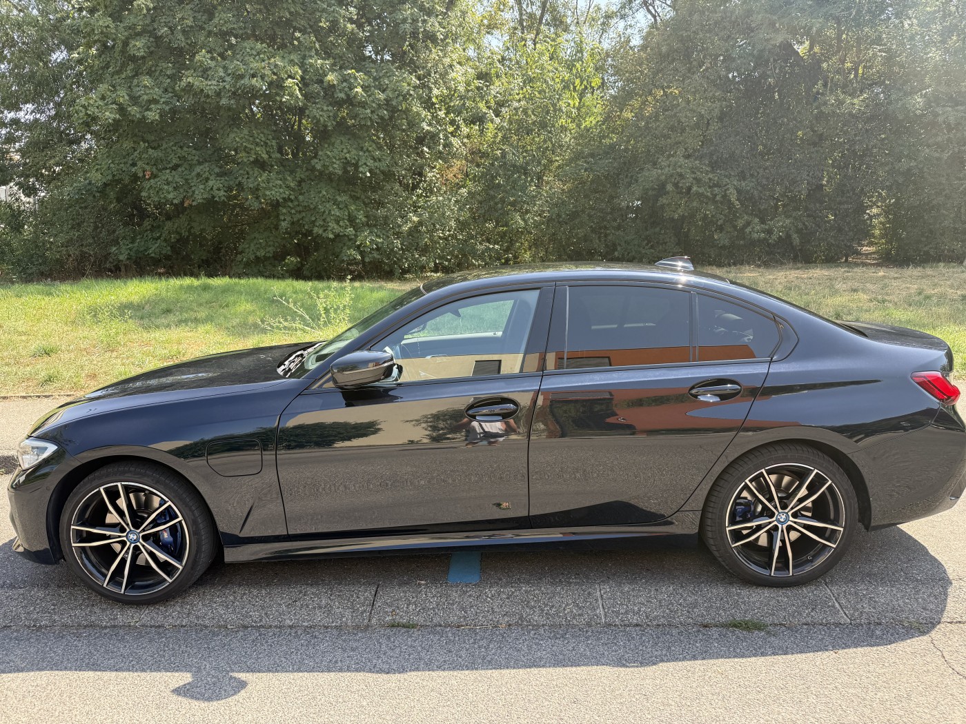 BMW 330e xDrive Pure M Sport Steptronic-image-3