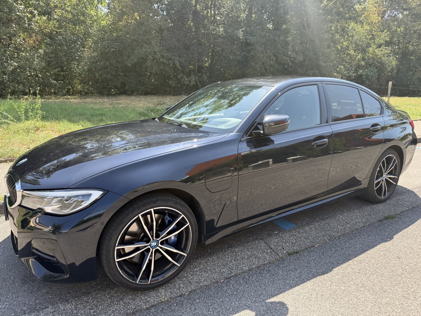 BMW 330e xDrive Pure M Sport Steptronic-image-0