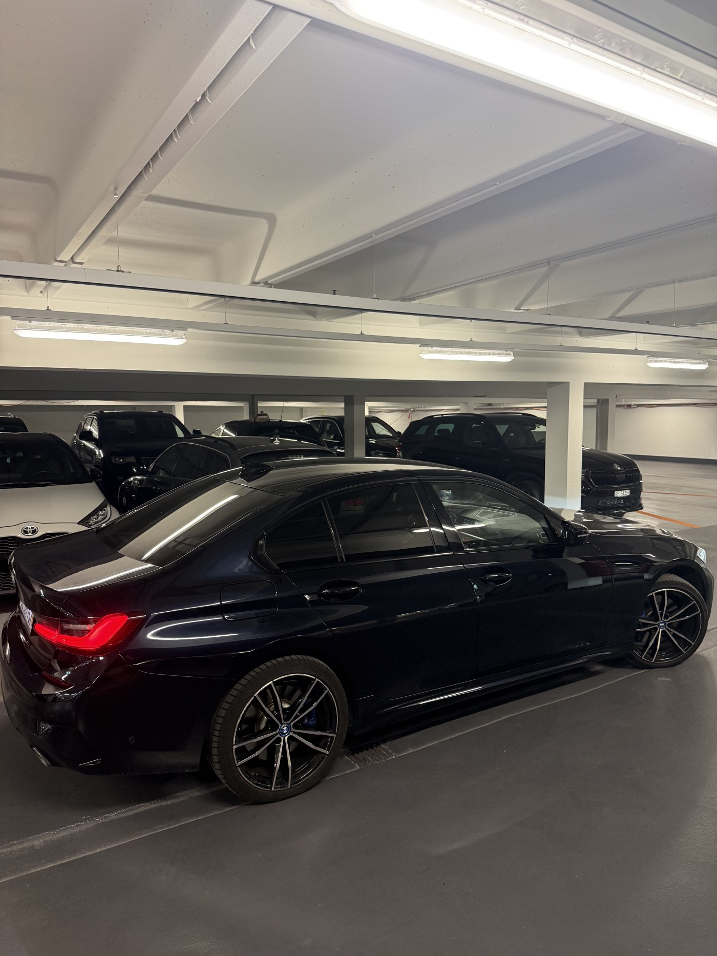 BMW 330e xDrive Pure M Sport Steptronic-image-12