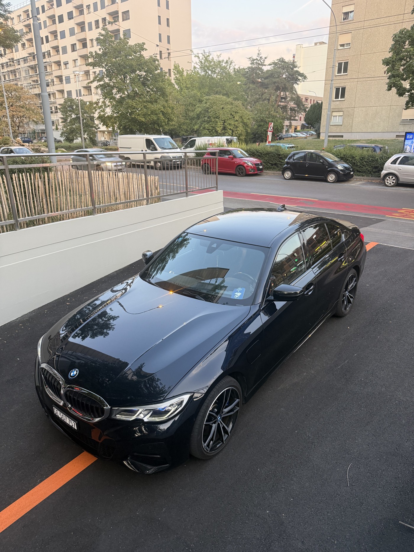 BMW 330e xDrive Pure M Sport Steptronic-image-1