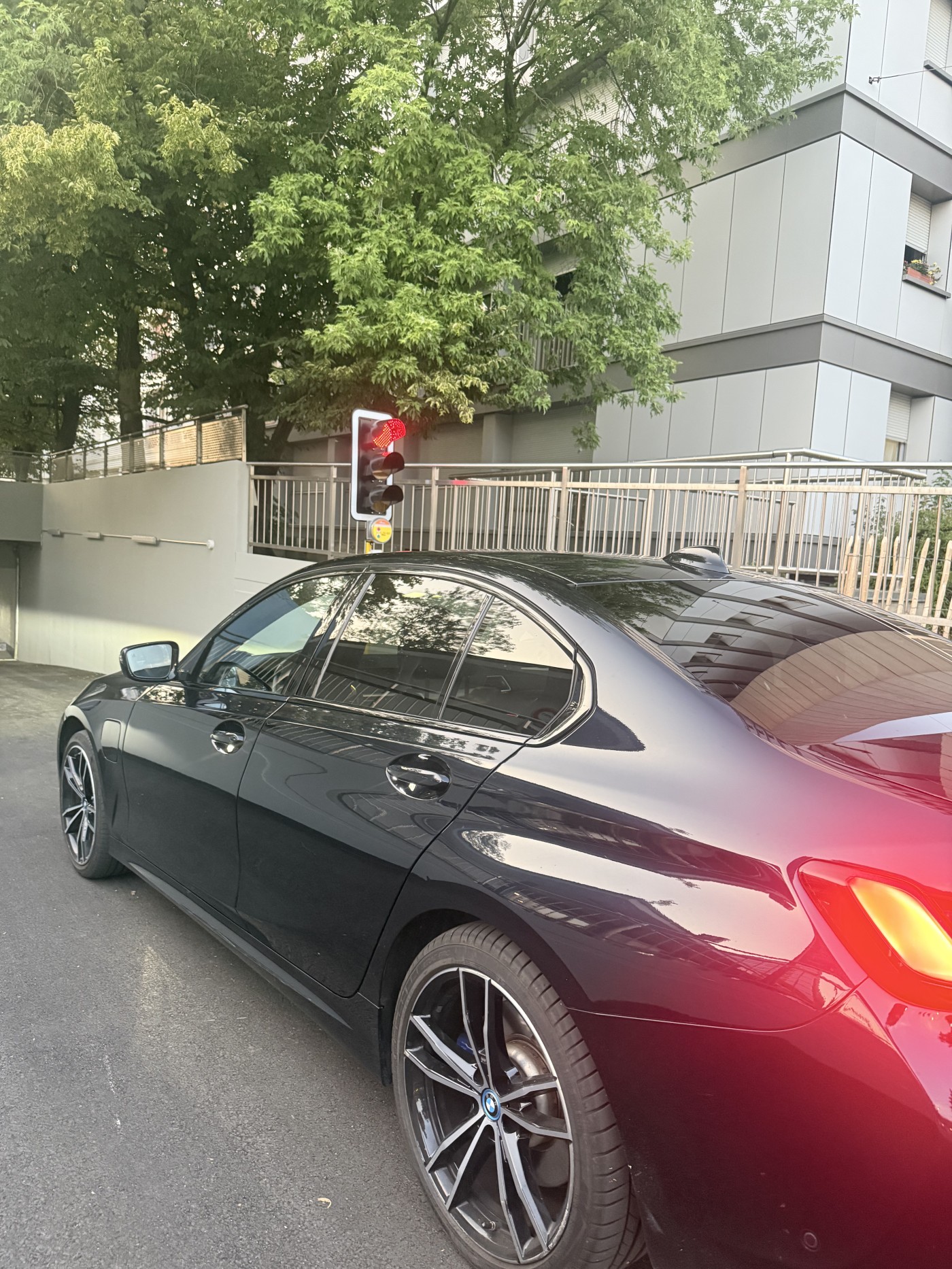 BMW 330e xDrive Pure M Sport Steptronic-image-11