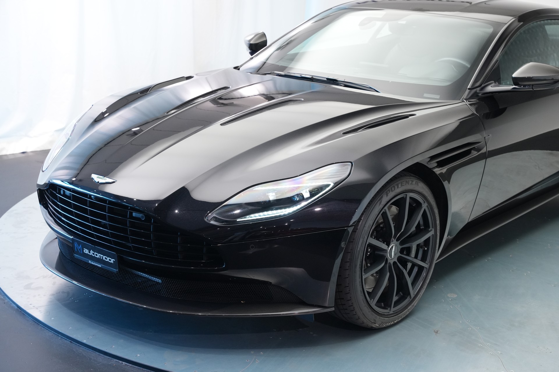 ASTON MARTIN DB11 V12 Touchtronic 3 AMR *Carbon*-image-51