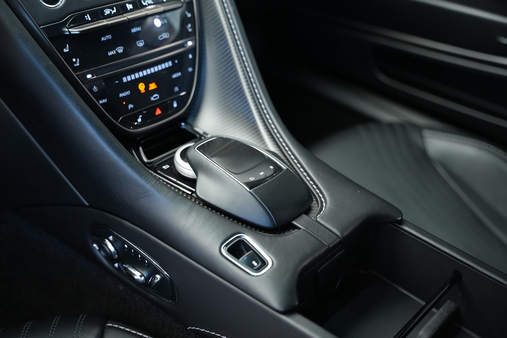 ASTON MARTIN DB11 V12 Touchtronic 3 AMR *Carbon*-image-18