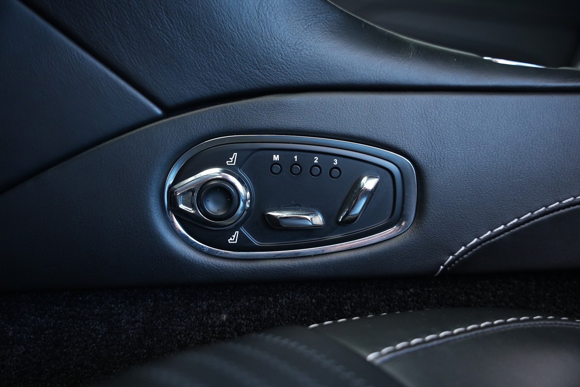 ASTON MARTIN DB11 V12 Touchtronic 3 AMR *Carbon*-image-19