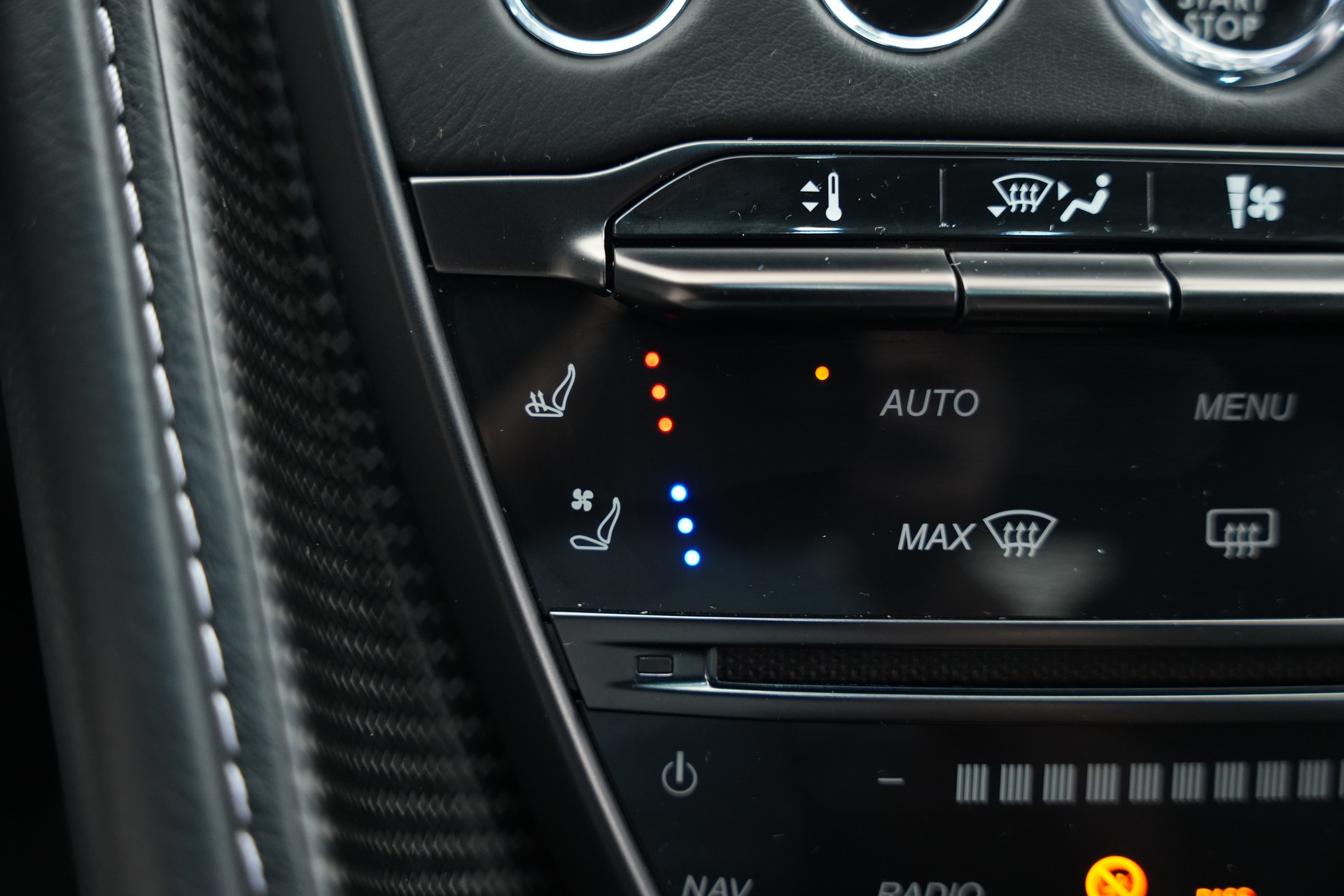 ASTON MARTIN DB11 V12 Touchtronic 3 AMR *Carbon*-image-17