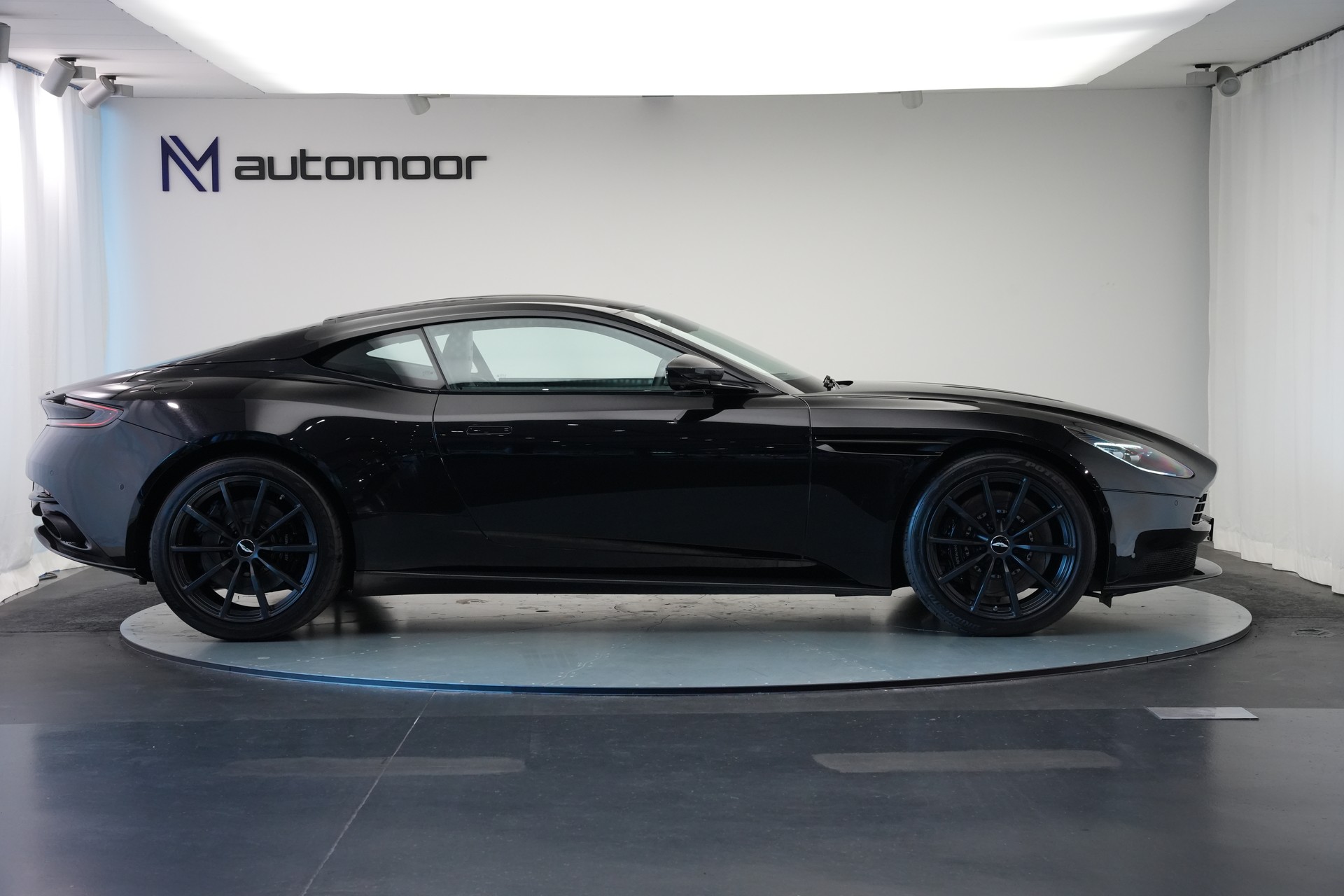 ASTON MARTIN DB11 V12 Touchtronic 3 AMR *Carbon*-image-3