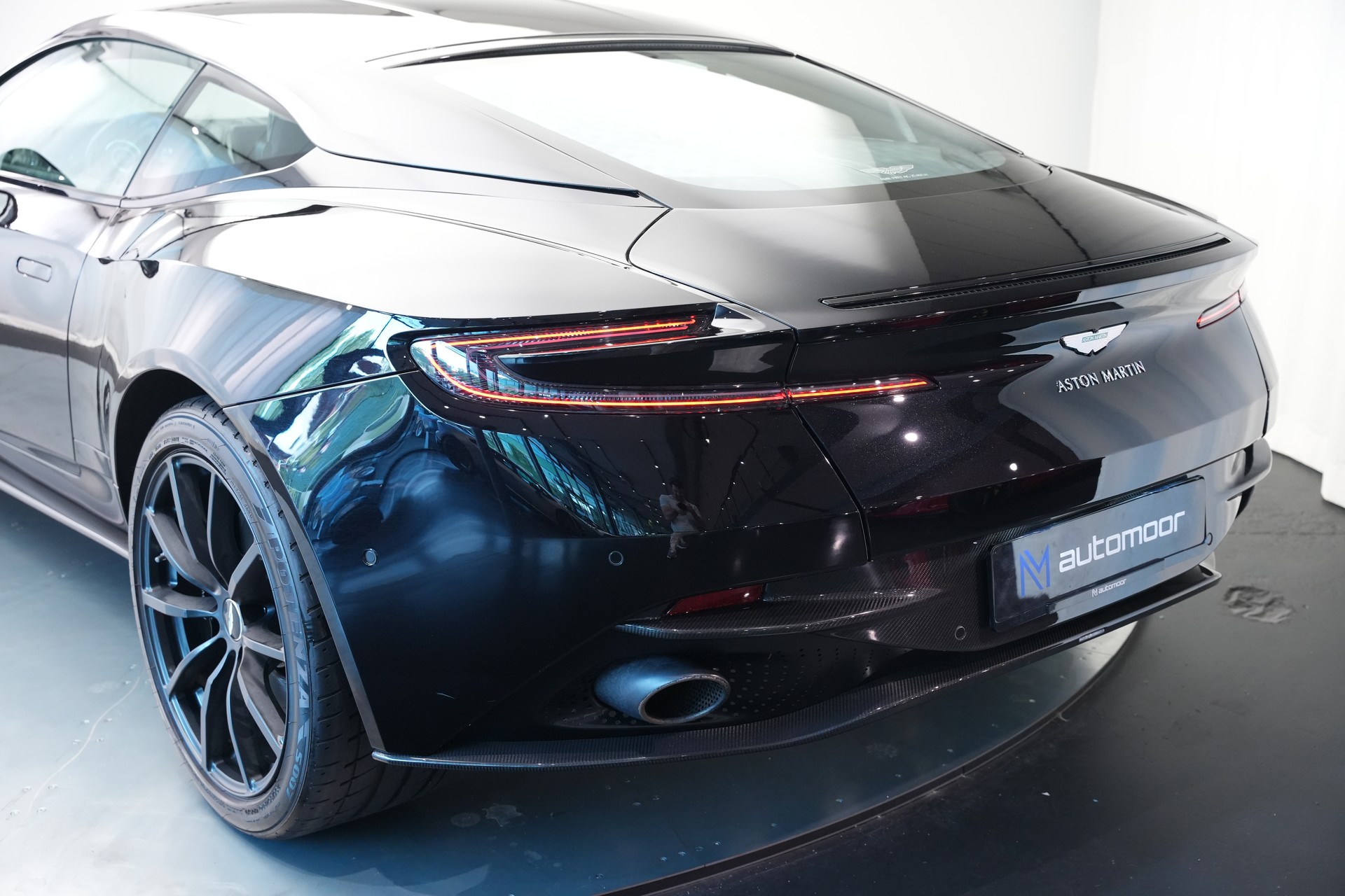 ASTON MARTIN DB11 V12 Touchtronic 3 AMR *Carbon*-image-40