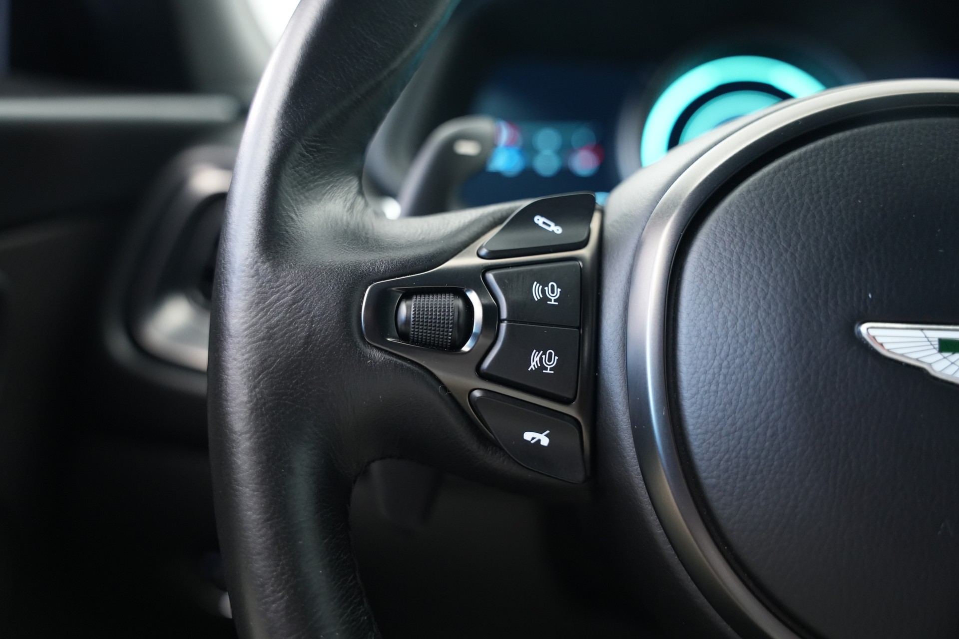 ASTON MARTIN DB11 V12 Touchtronic 3 AMR *Carbon*-image-23