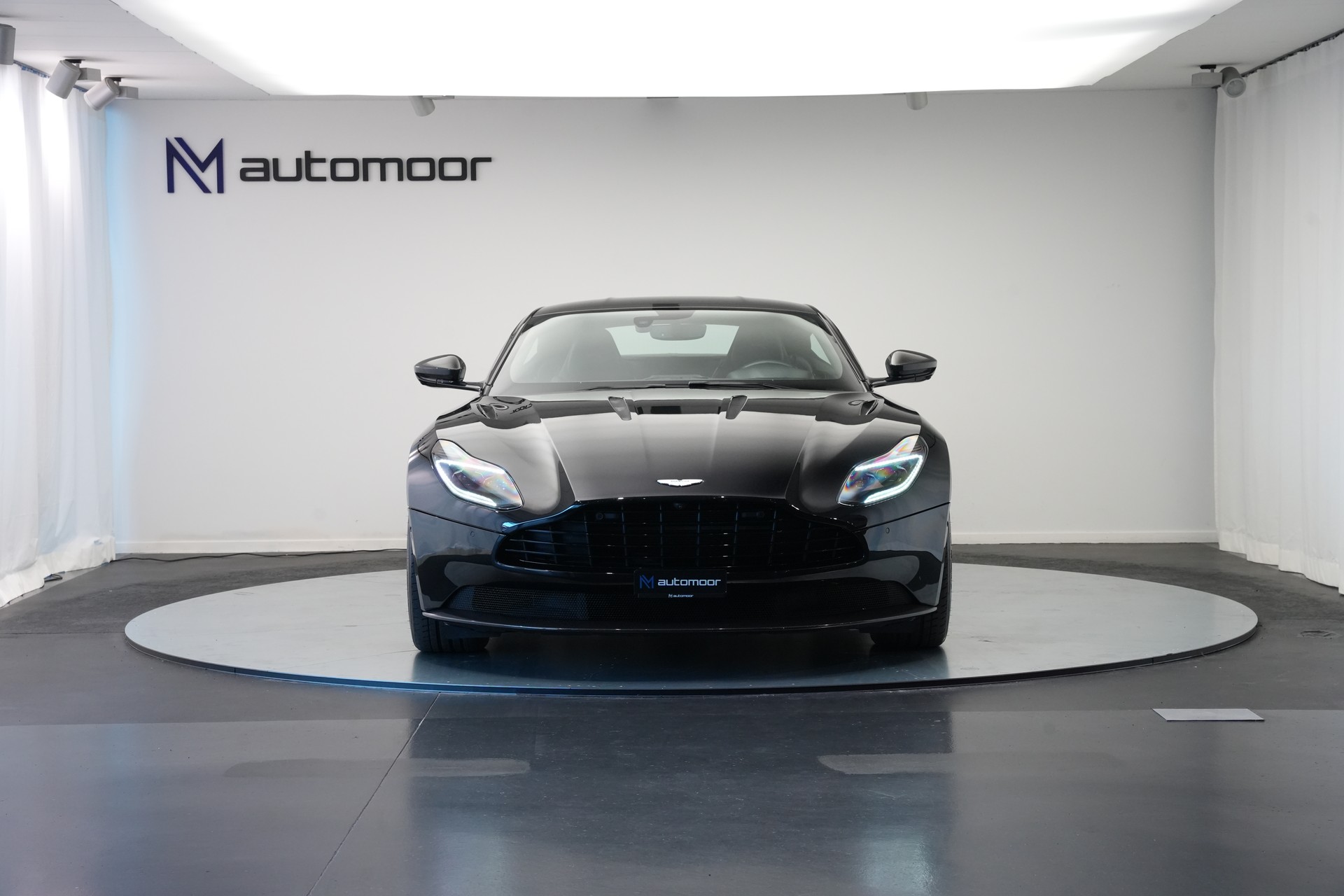 ASTON MARTIN DB11 V12 Touchtronic 3 AMR *Carbon*-image-1