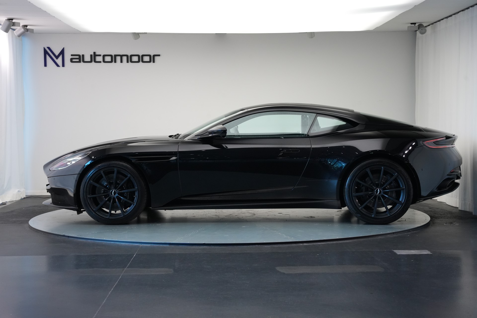 ASTON MARTIN DB11 V12 Touchtronic 3 AMR *Carbon*-image-7