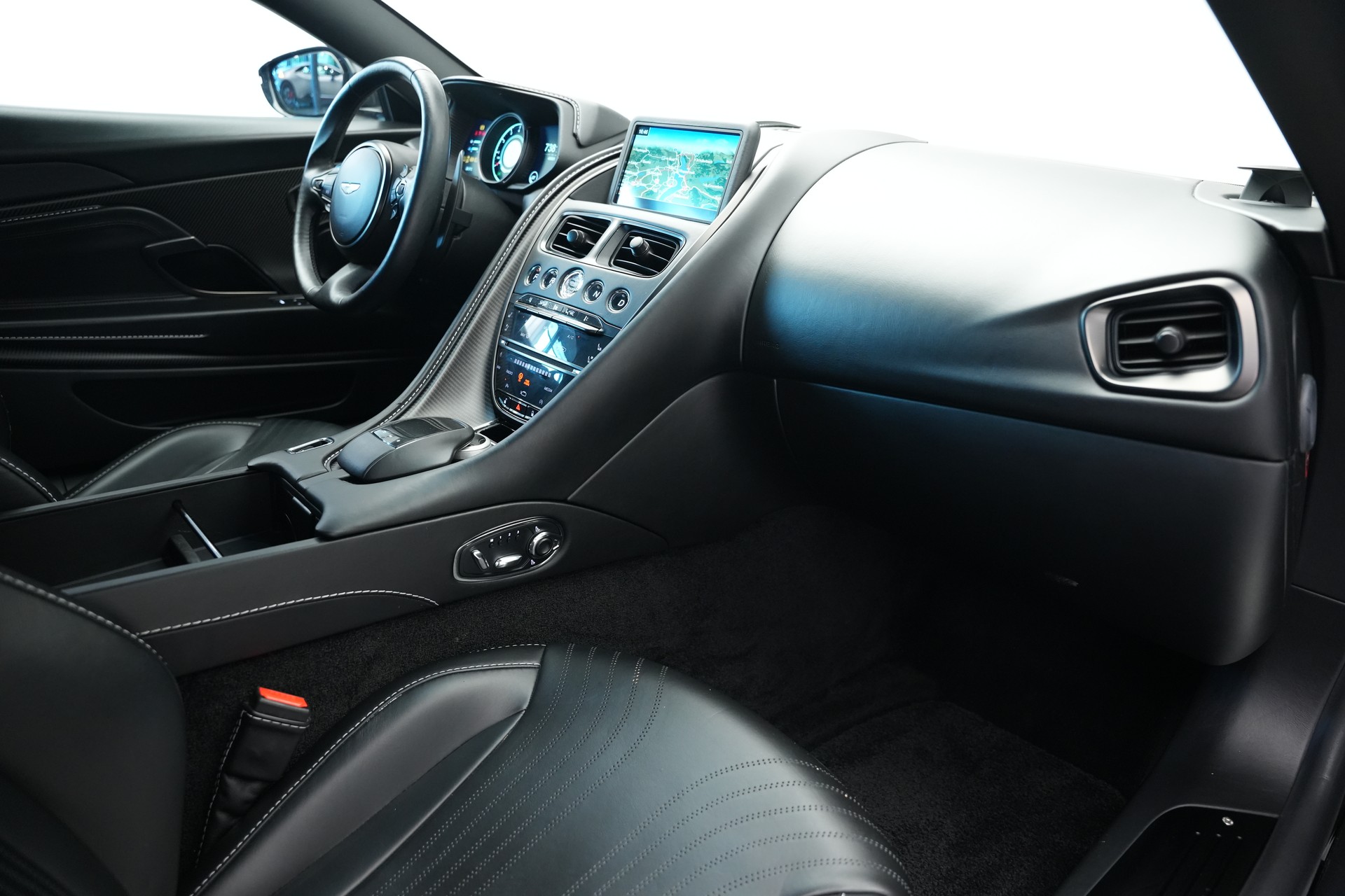 ASTON MARTIN DB11 V12 Touchtronic 3 AMR *Carbon*-image-10