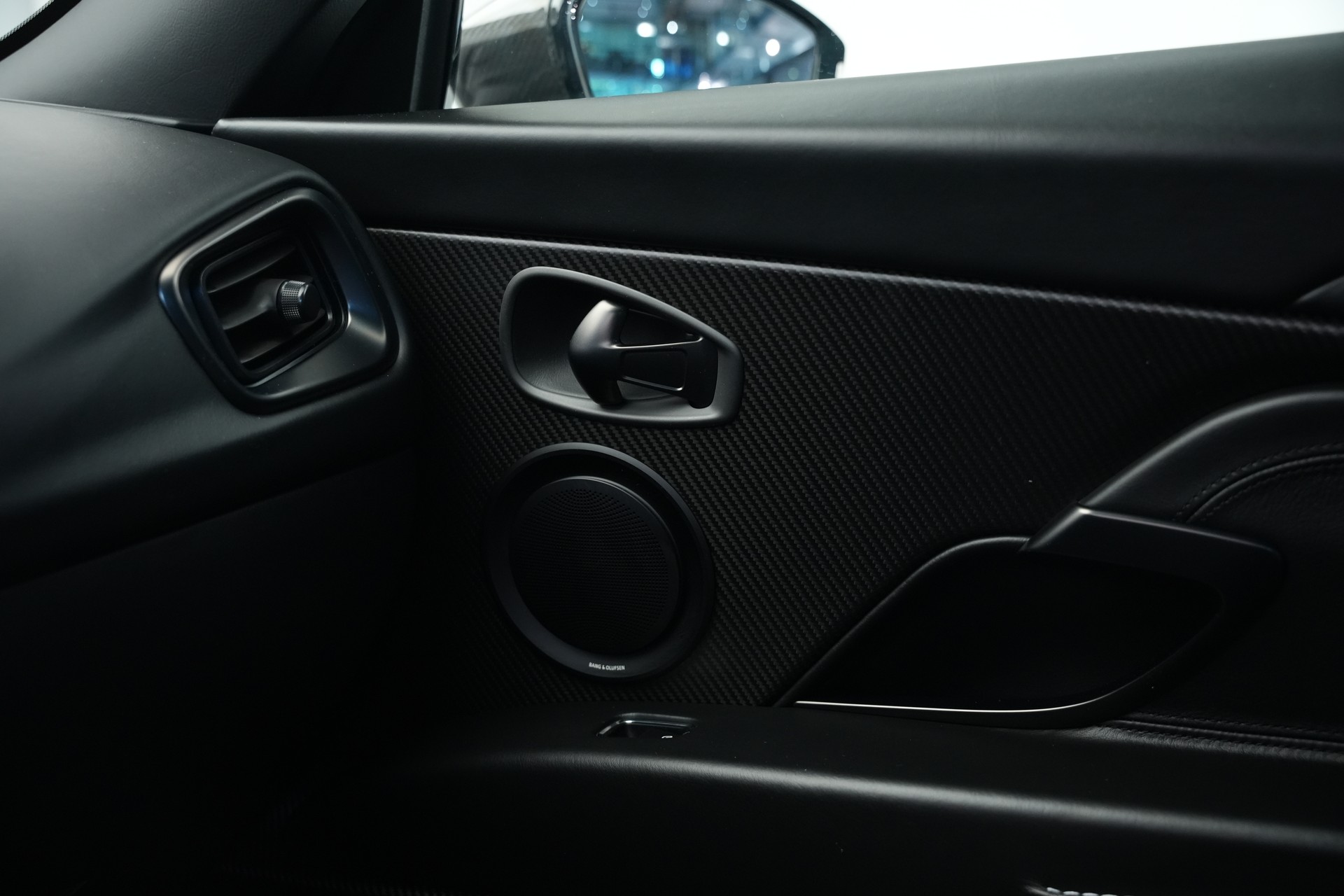 ASTON MARTIN DB11 V12 Touchtronic 3 AMR *Carbon*-image-27