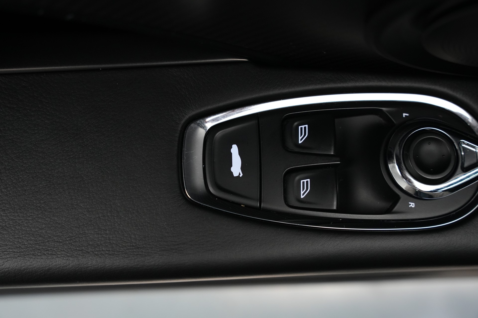 ASTON MARTIN DB11 V12 Touchtronic 3 AMR *Carbon*-image-29