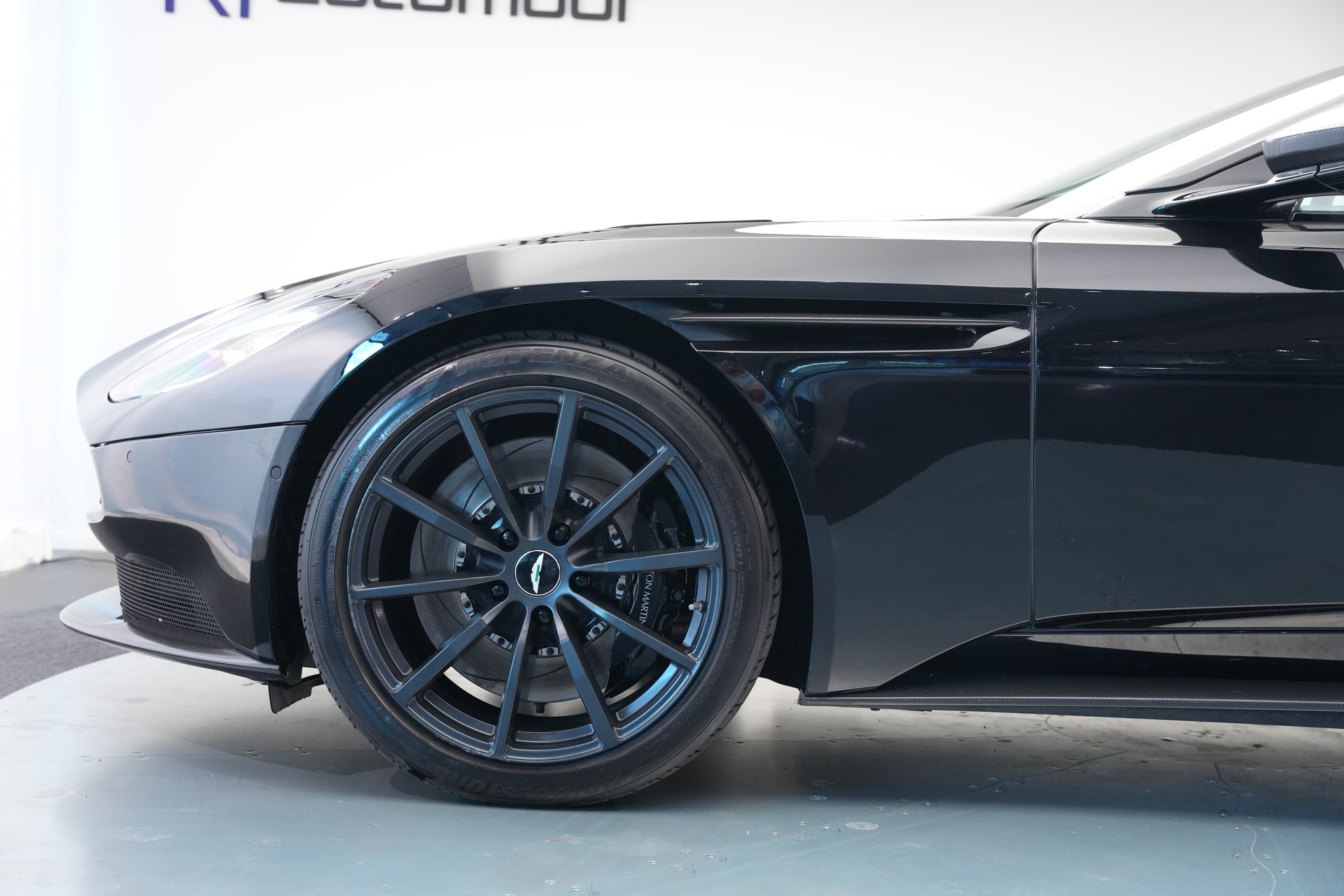 ASTON MARTIN DB11 V12 Touchtronic 3 AMR *Carbon*-image-43