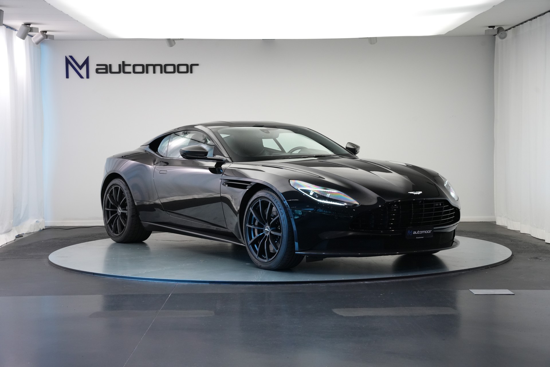 ASTON MARTIN DB11 V12 Touchtronic 3 AMR *Carbon*-showroom-element-2