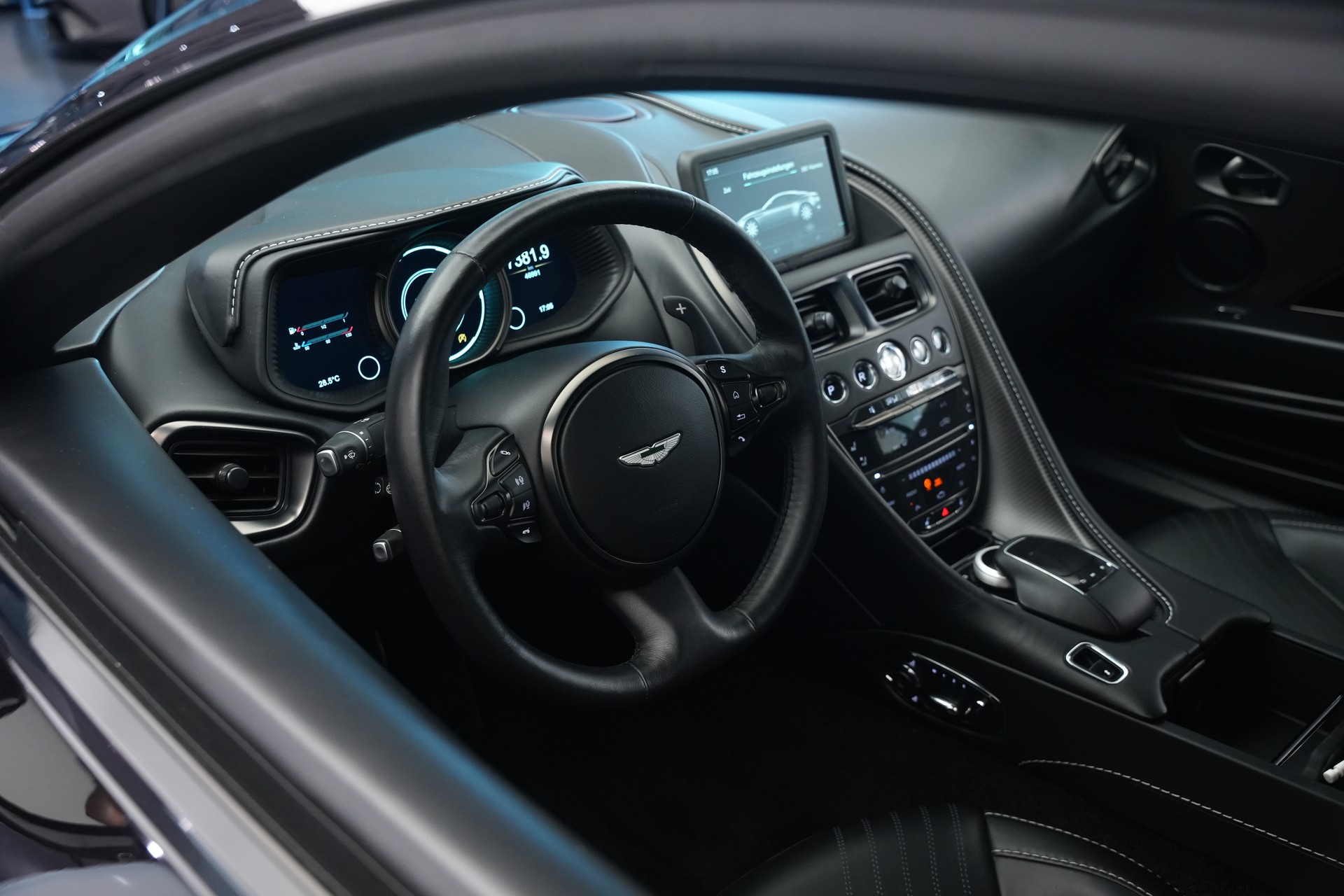 ASTON MARTIN DB11 V12 Touchtronic 3 AMR *Carbon*-image-52