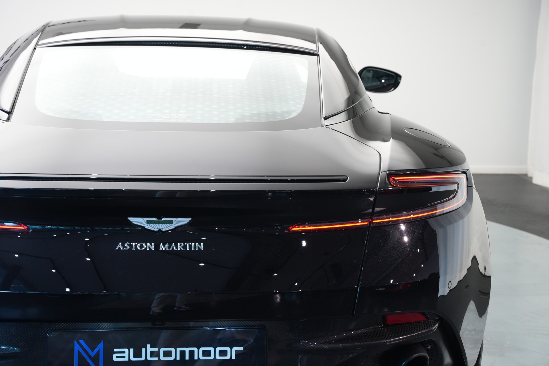ASTON MARTIN DB11 V12 Touchtronic 3 AMR *Carbon*-image-37