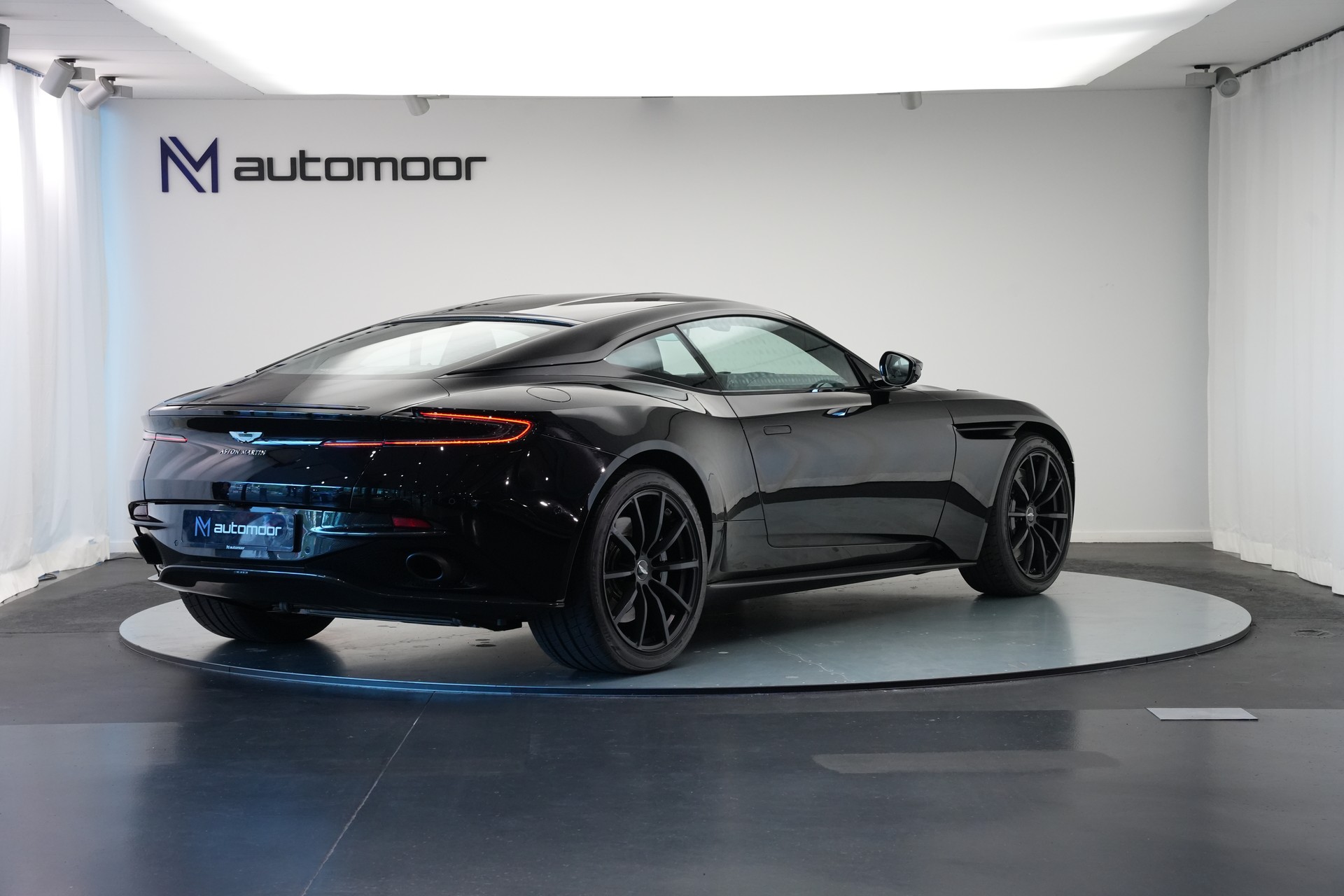 ASTON MARTIN DB11 V12 Touchtronic 3 AMR *Carbon*-image-4