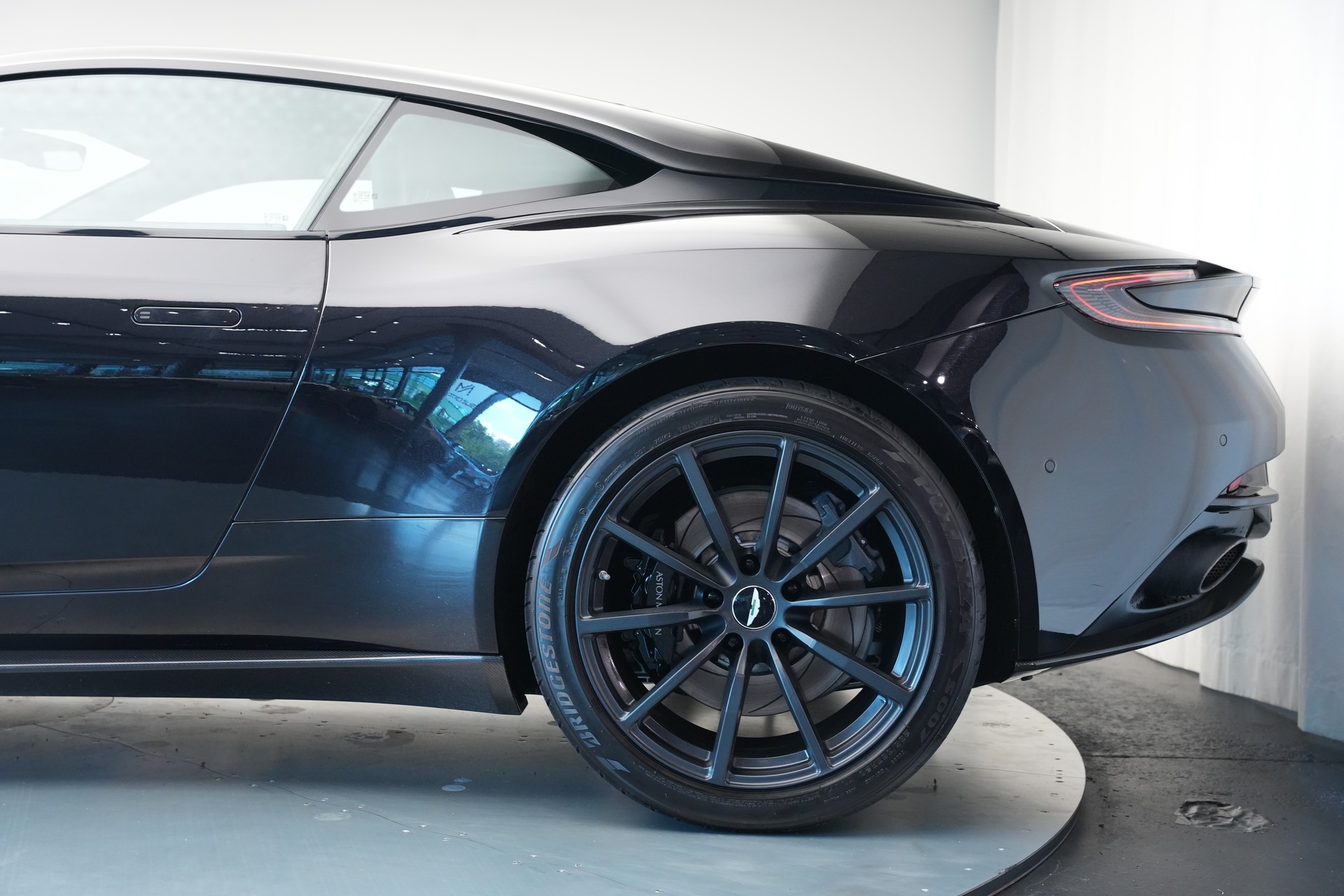 ASTON MARTIN DB11 V12 Touchtronic 3 AMR *Carbon*-image-41