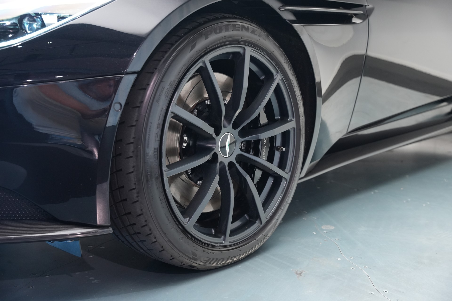ASTON MARTIN DB11 V12 Touchtronic 3 AMR *Carbon*-image-49