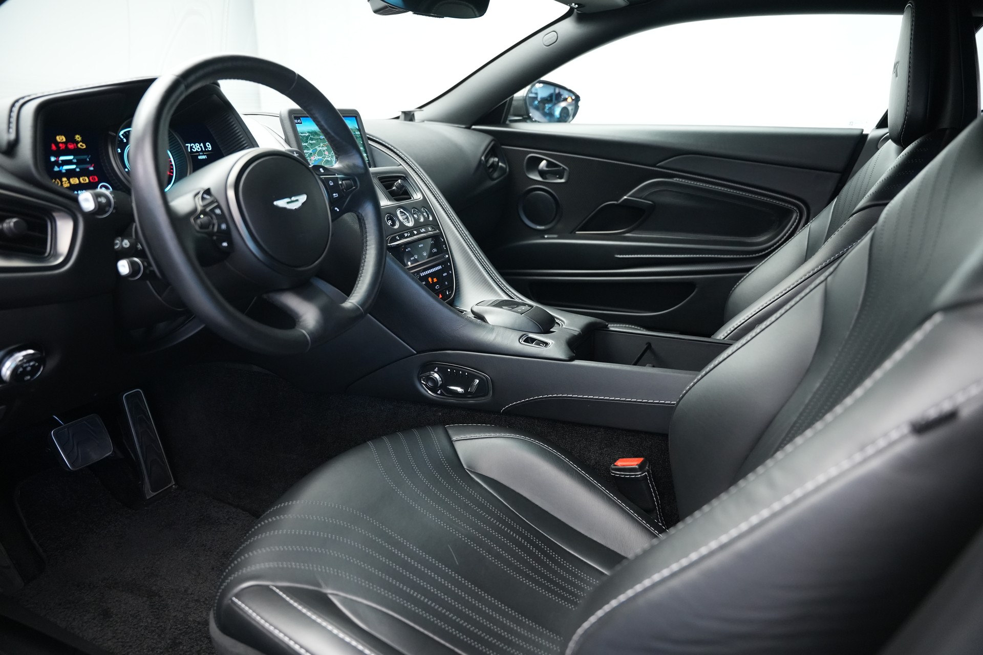 ASTON MARTIN DB11 V12 Touchtronic 3 AMR *Carbon*-image-9