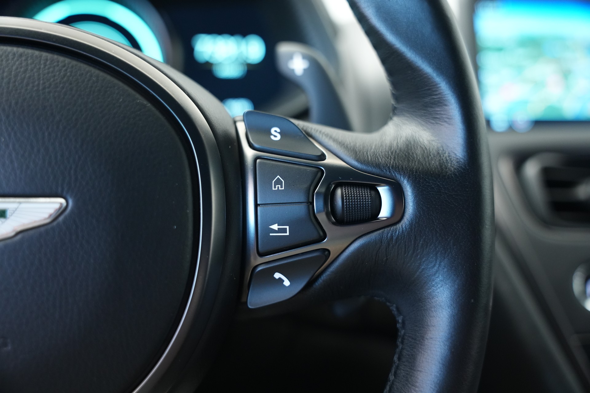 ASTON MARTIN DB11 V12 Touchtronic 3 AMR *Carbon*-image-24