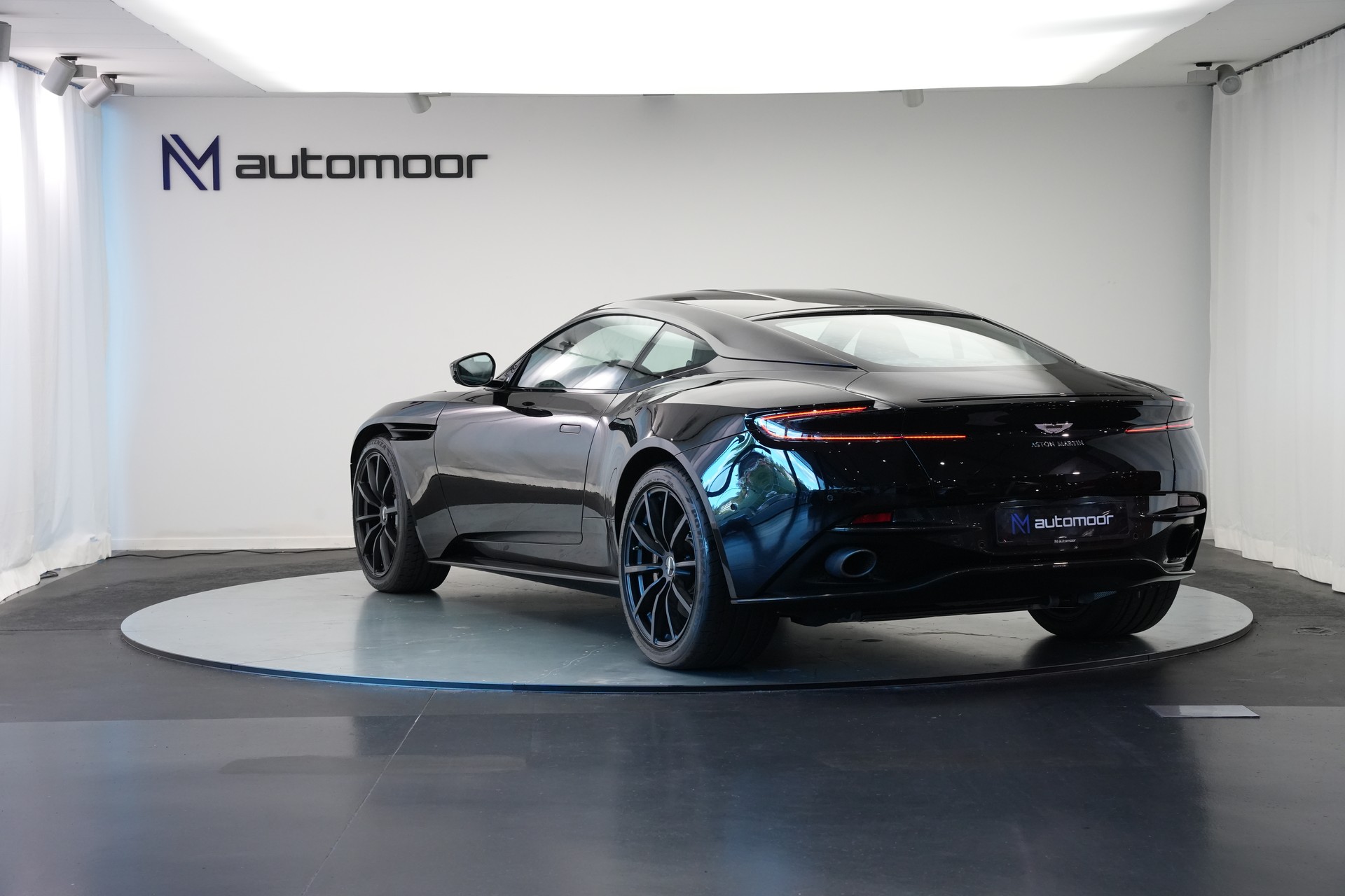 ASTON MARTIN DB11 V12 Touchtronic 3 AMR *Carbon*-image-6