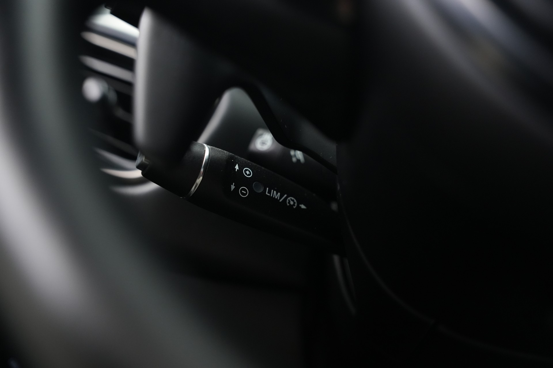 ASTON MARTIN DB11 V12 Touchtronic 3 AMR *Carbon*-image-25