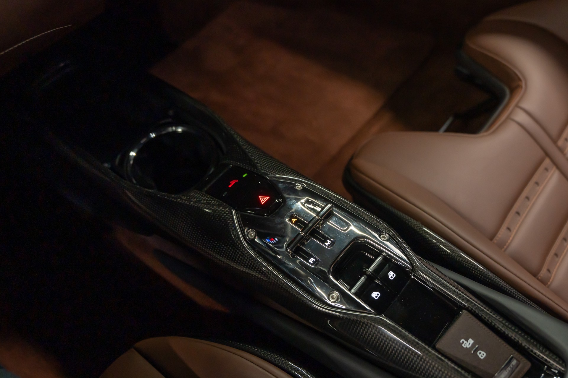 FERRARI 296 GTB / Blu Pozzi / Cioccolato Interieur / Carbon Innen & Aussen / Racing Seats / Full Spec.-image-12