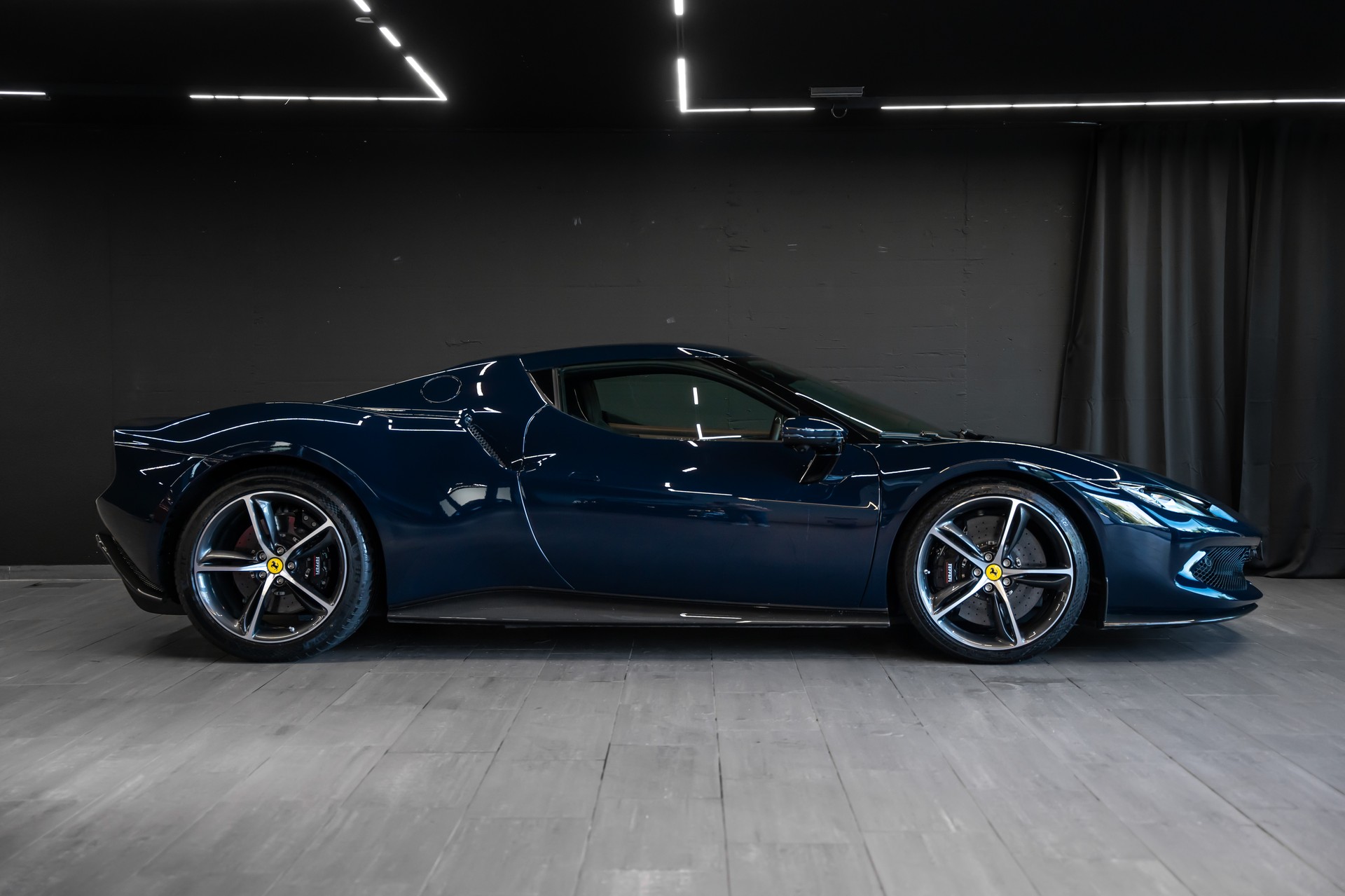 FERRARI 296 GTB / Blu Pozzi / Cioccolato Interieur / Carbon Innen & Aussen / Racing Seats / Full Spec.-image-2