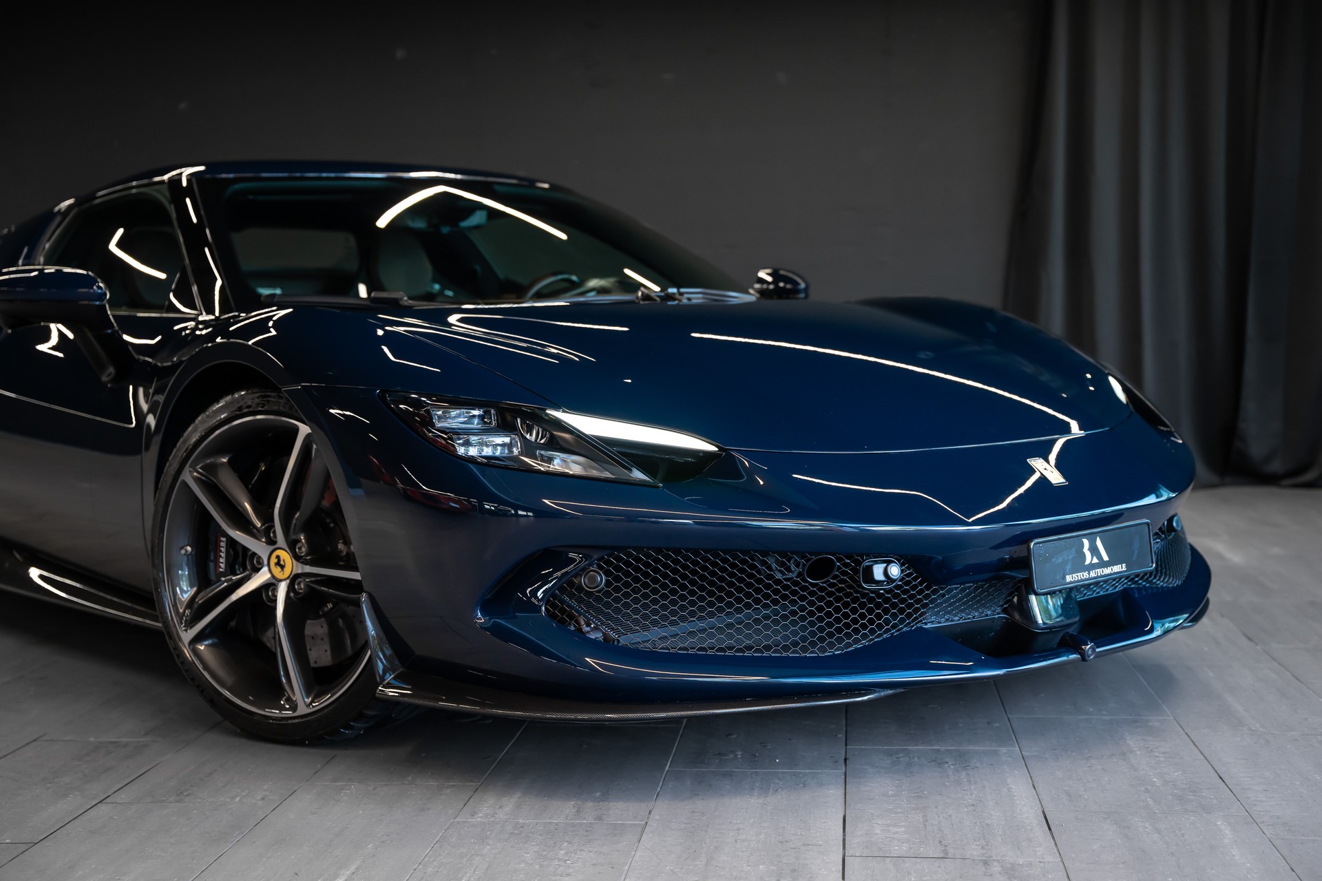 FERRARI 296 GTB / Blu Pozzi / Cioccolato Interieur / Carbon Innen & Aussen / Racing Seats / Full Spec.-image-1