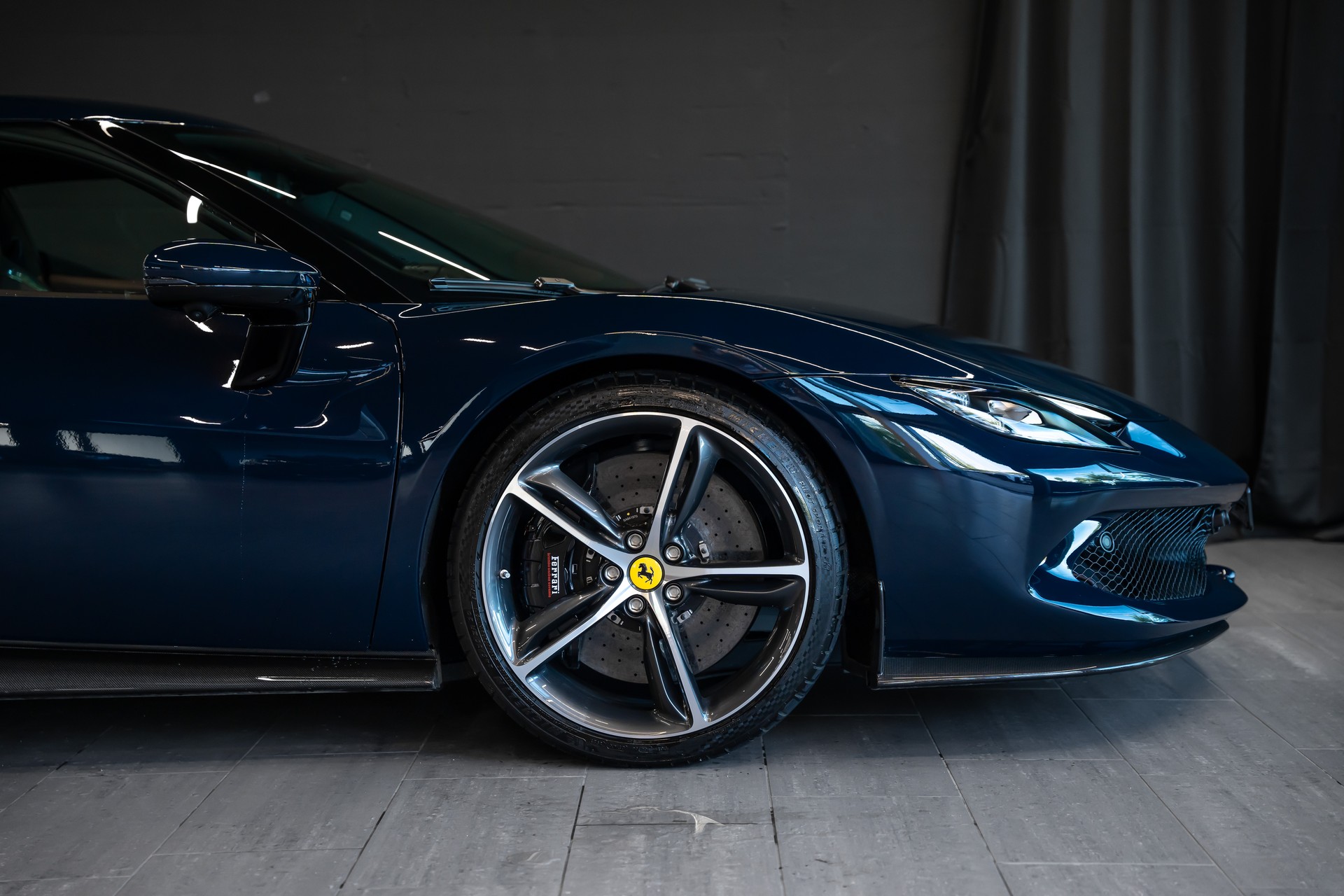 FERRARI 296 GTB / Blu Pozzi / Cioccolato Interieur / Carbon Innen & Aussen / Racing Seats / Full Spec.-image-3