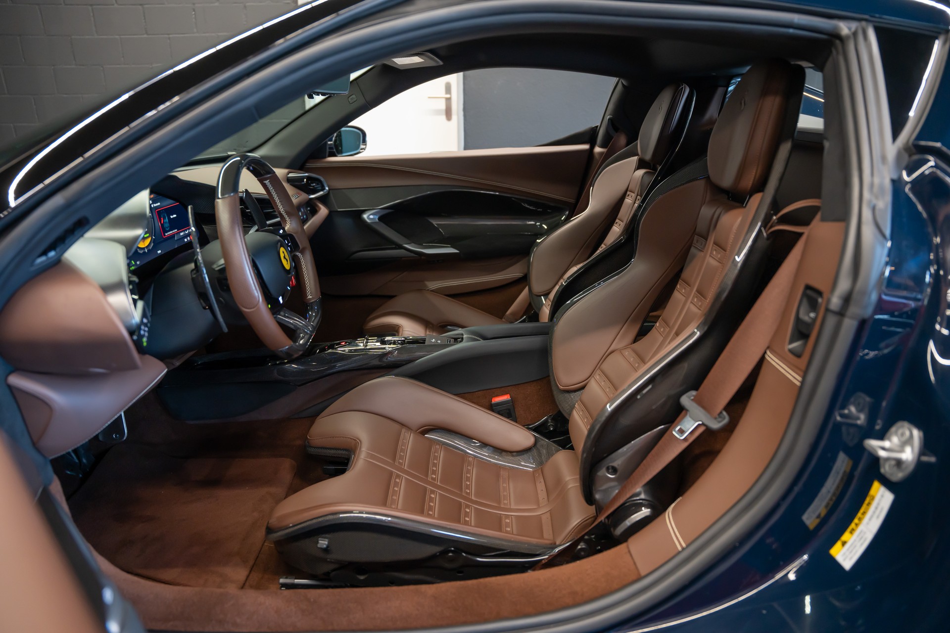 FERRARI 296 GTB / Blu Pozzi / Cioccolato Interieur / Carbon Innen & Aussen / Racing Seats / Full Spec.-image-8