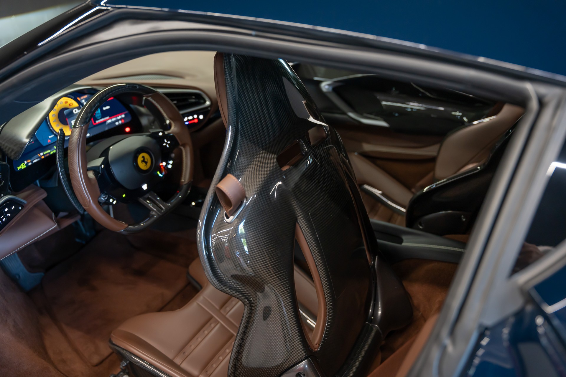 FERRARI 296 GTB / Blu Pozzi / Cioccolato Interieur / Carbon Innen & Aussen / Racing Seats / Full Spec.-image-10