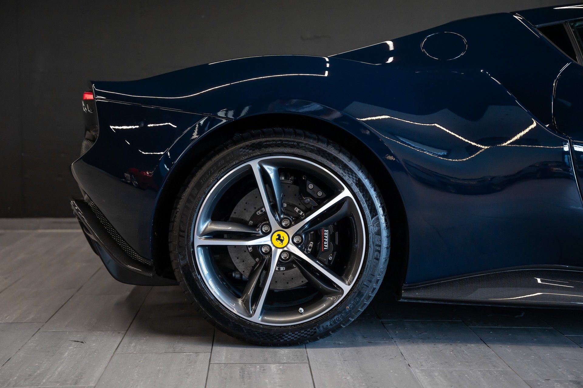 FERRARI 296 GTB / Blu Pozzi / Cioccolato Interieur / Carbon Innen & Aussen / Racing Seats / Full Spec.-image-4