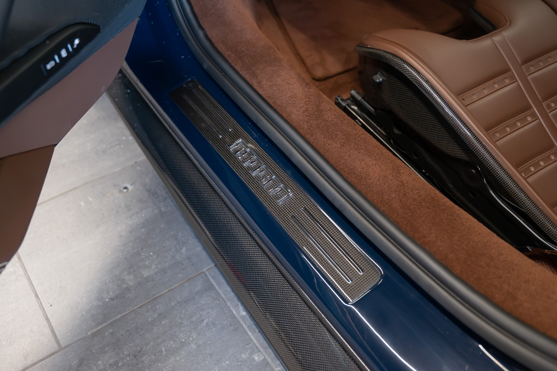 FERRARI 296 GTB / Blu Pozzi / Cioccolato Interieur / Carbon Innen & Aussen / Racing Seats / Full Spec.-image-9