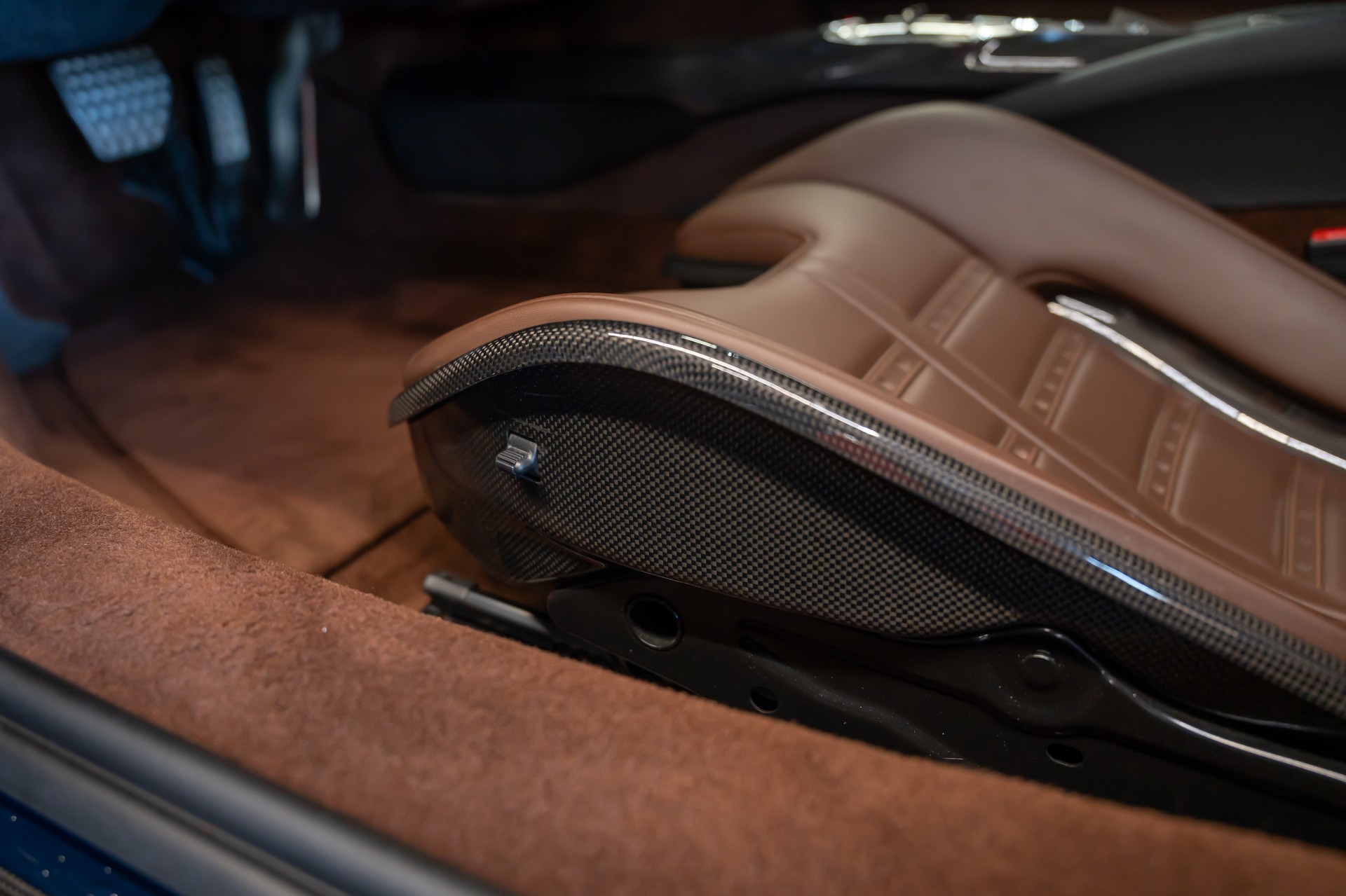 FERRARI 296 GTB / Blu Pozzi / Cioccolato Interieur / Carbon Innen & Aussen / Racing Seats / Full Spec.-image-15