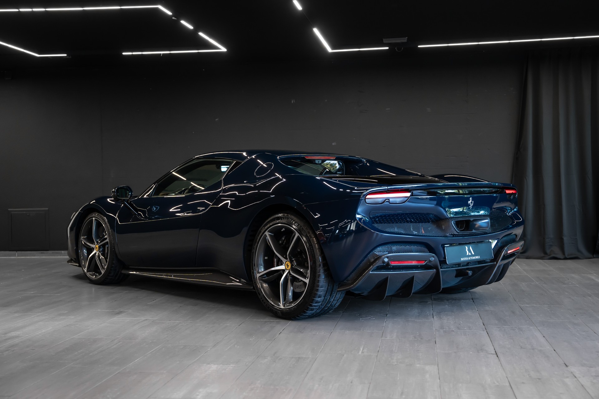 FERRARI 296 GTB / Blu Pozzi / Cioccolato Interieur / Carbon Innen & Aussen / Racing Seats / Full Spec.-image-6