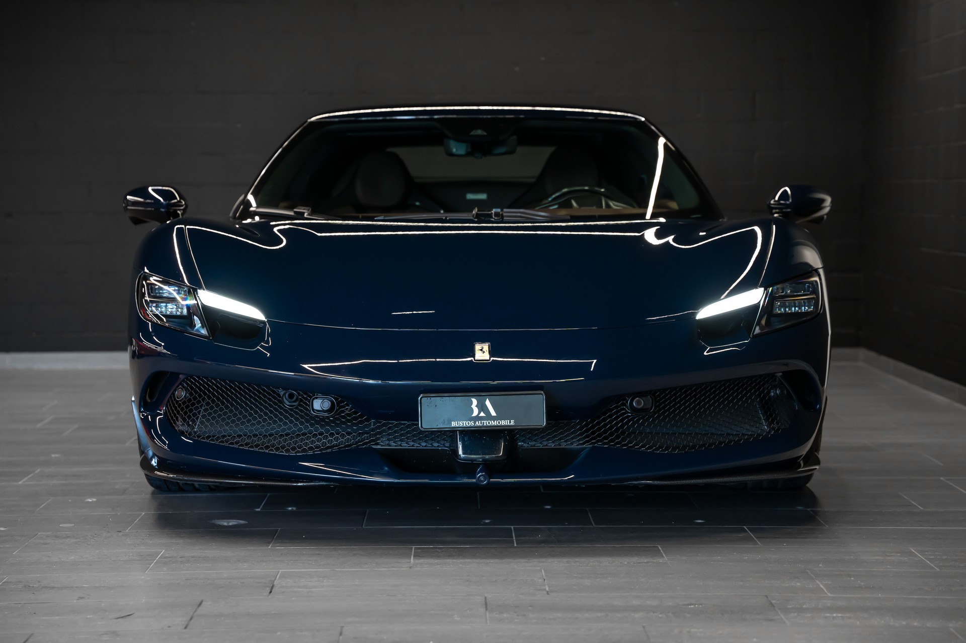 FERRARI 296 GTB / Blu Pozzi / Cioccolato Interieur / Carbon Innen & Aussen / Racing Seats / Full Spec.-image-5