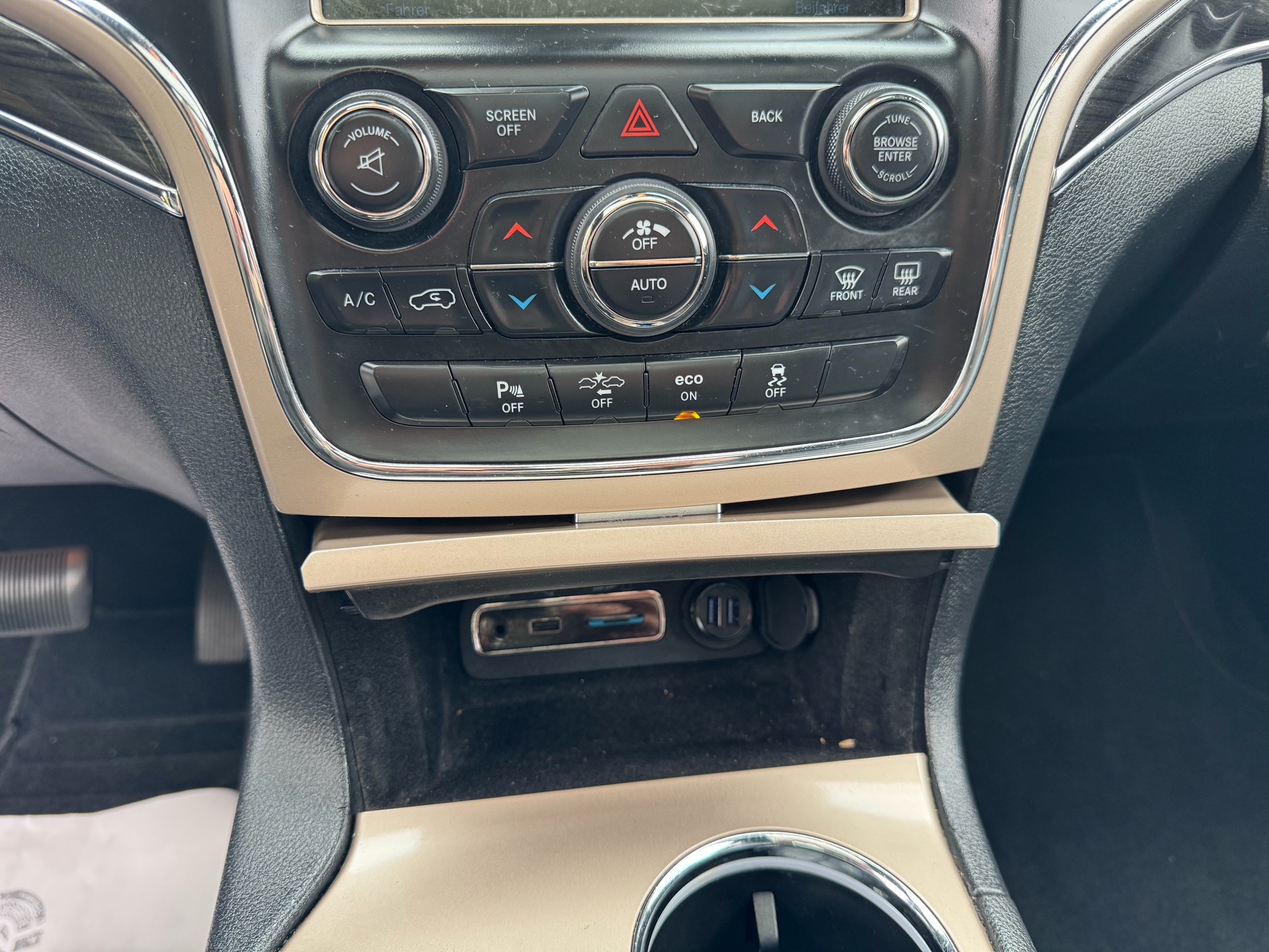 JEEP Grand Cherokee 3.0 CRD Overland Automatic-image-24
