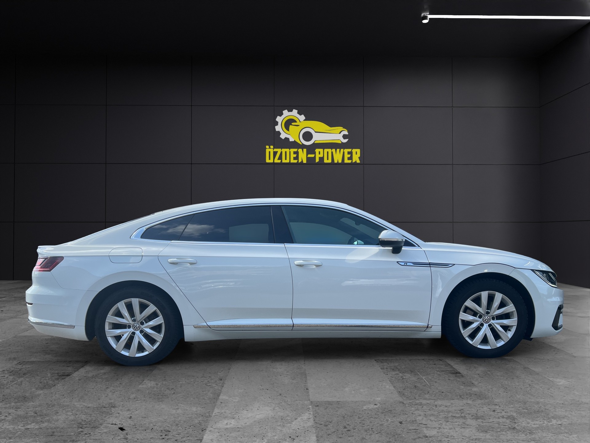 VW Arteon R-Line-showroom-element-3