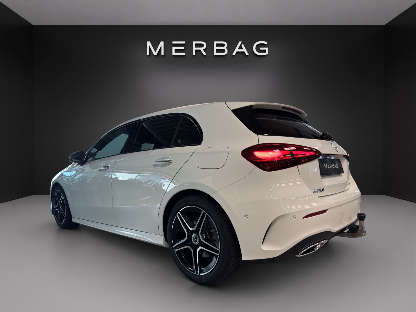 MERCEDES-BENZ A 250 4Matic 8G-DCT AMG Line-image-3