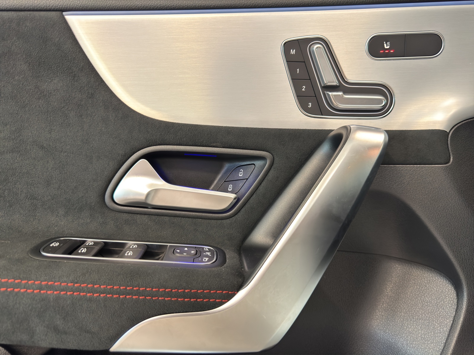 MERCEDES-BENZ A 250 4Matic 8G-DCT AMG Line-image-12