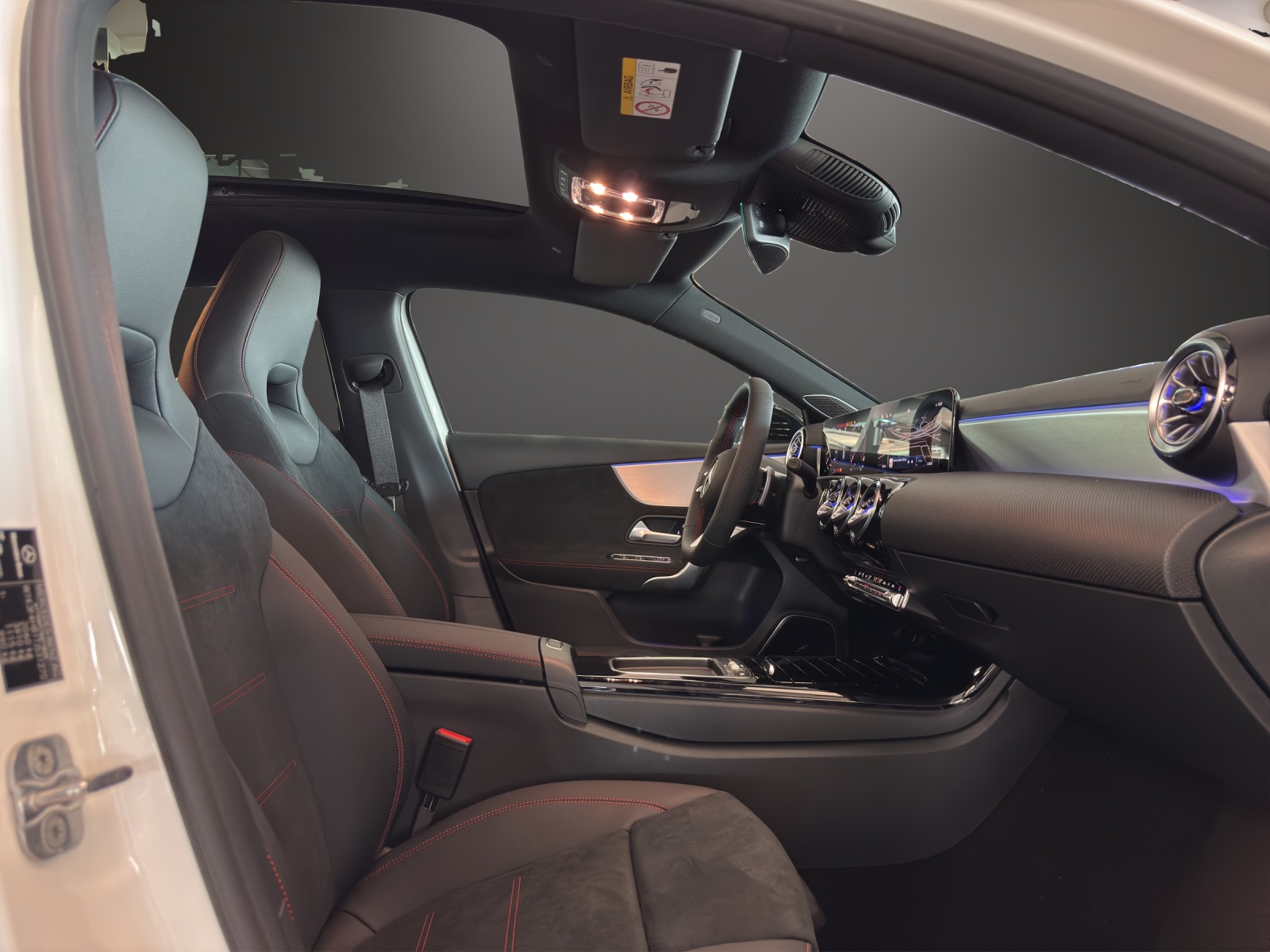 MERCEDES-BENZ A 250 4Matic 8G-DCT AMG Line-image-10