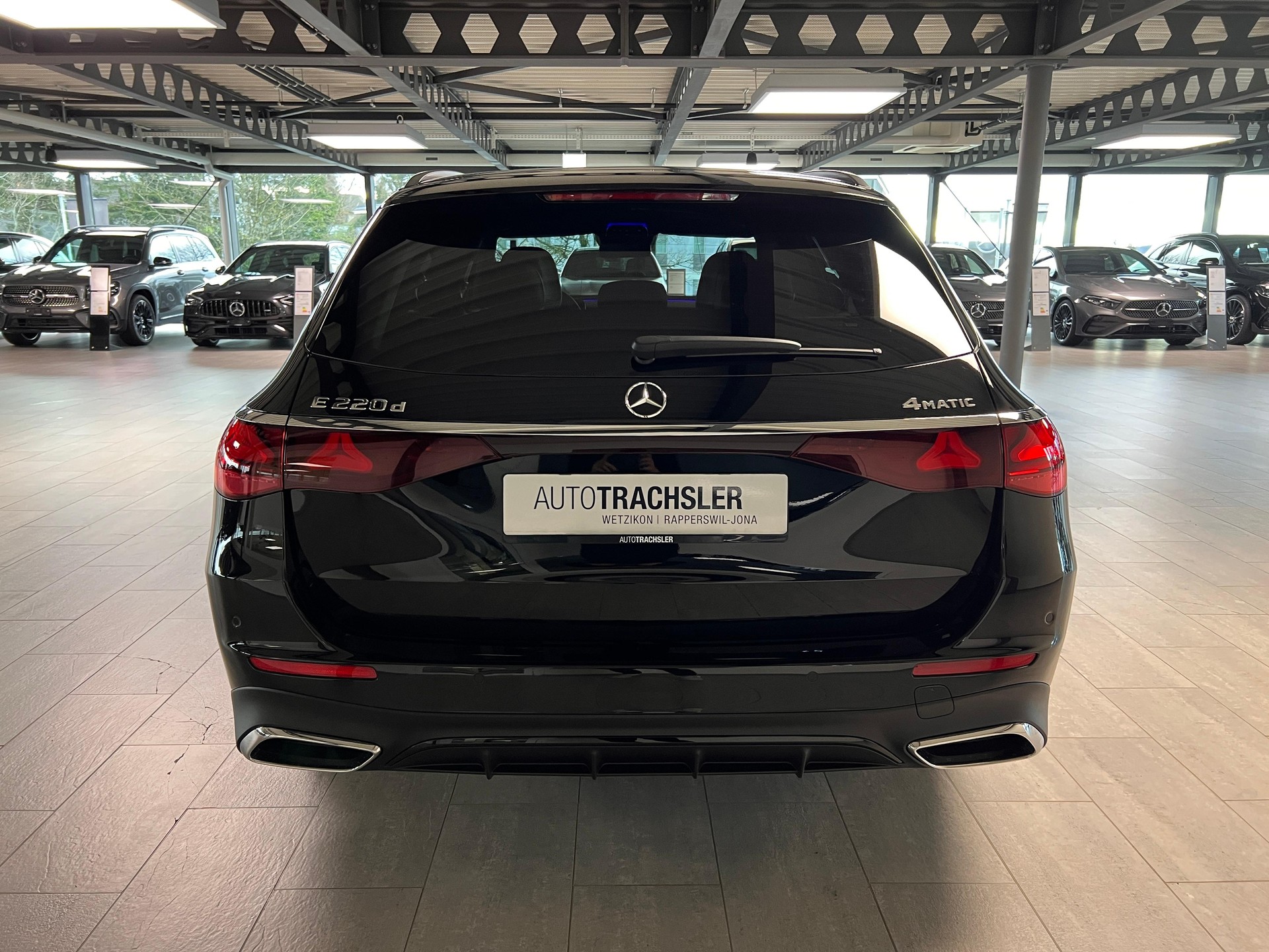 MERCEDES-BENZ E 220 d AMG Line 4matic Kombi-image-4