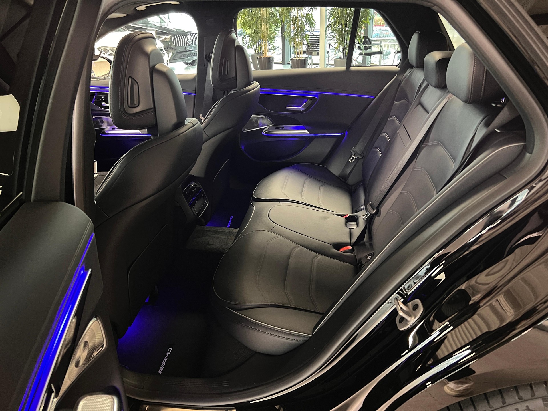 MERCEDES-BENZ E 220 d AMG Line 4matic Kombi-image-9