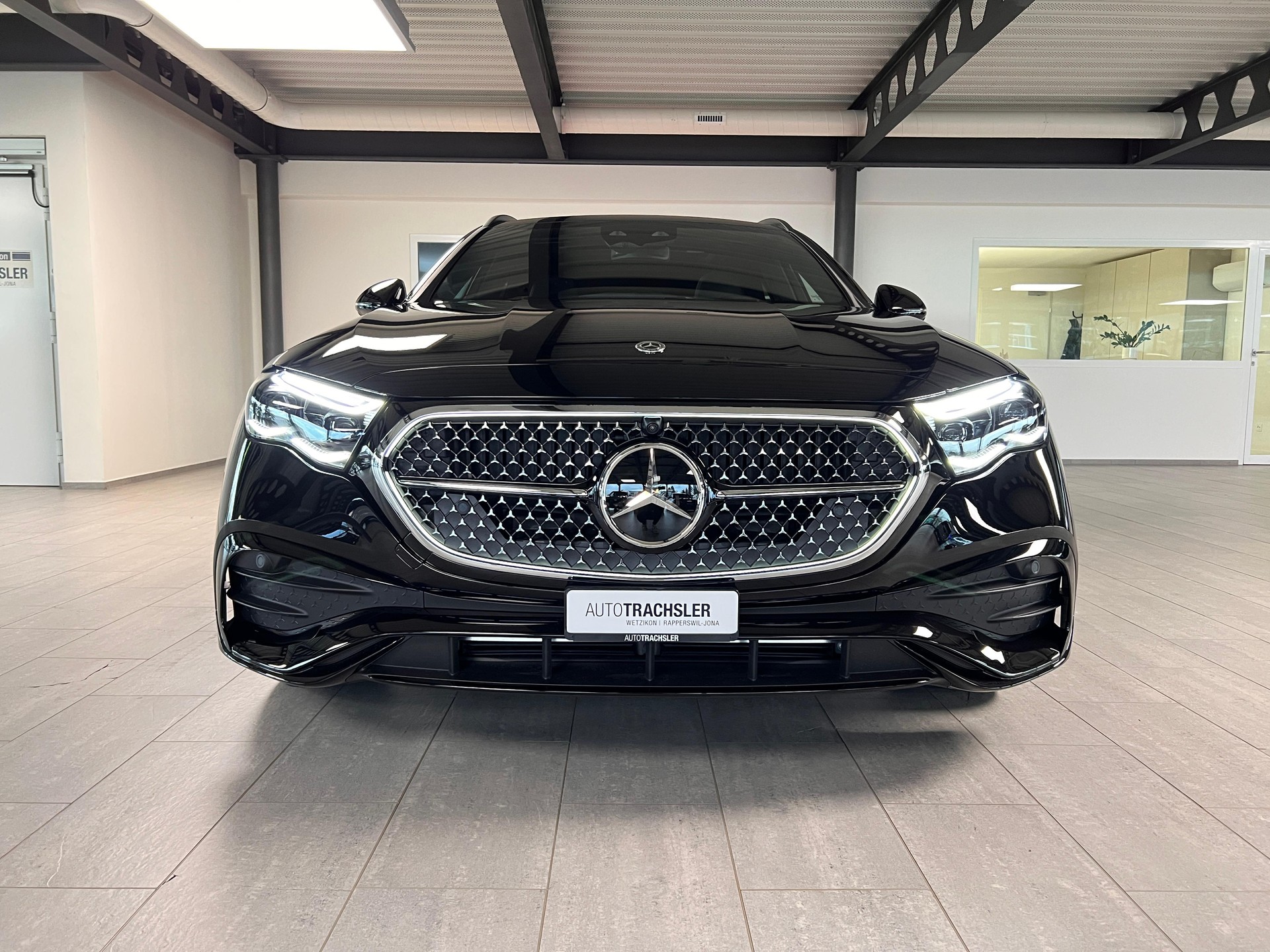 MERCEDES-BENZ E 220 d AMG Line 4matic Kombi-image-1