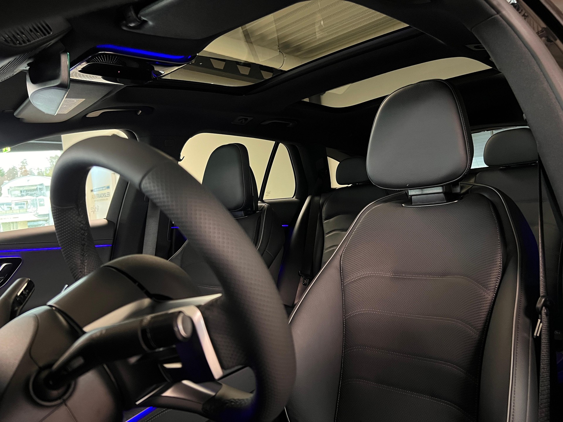 MERCEDES-BENZ E 220 d AMG Line 4matic Kombi-image-12