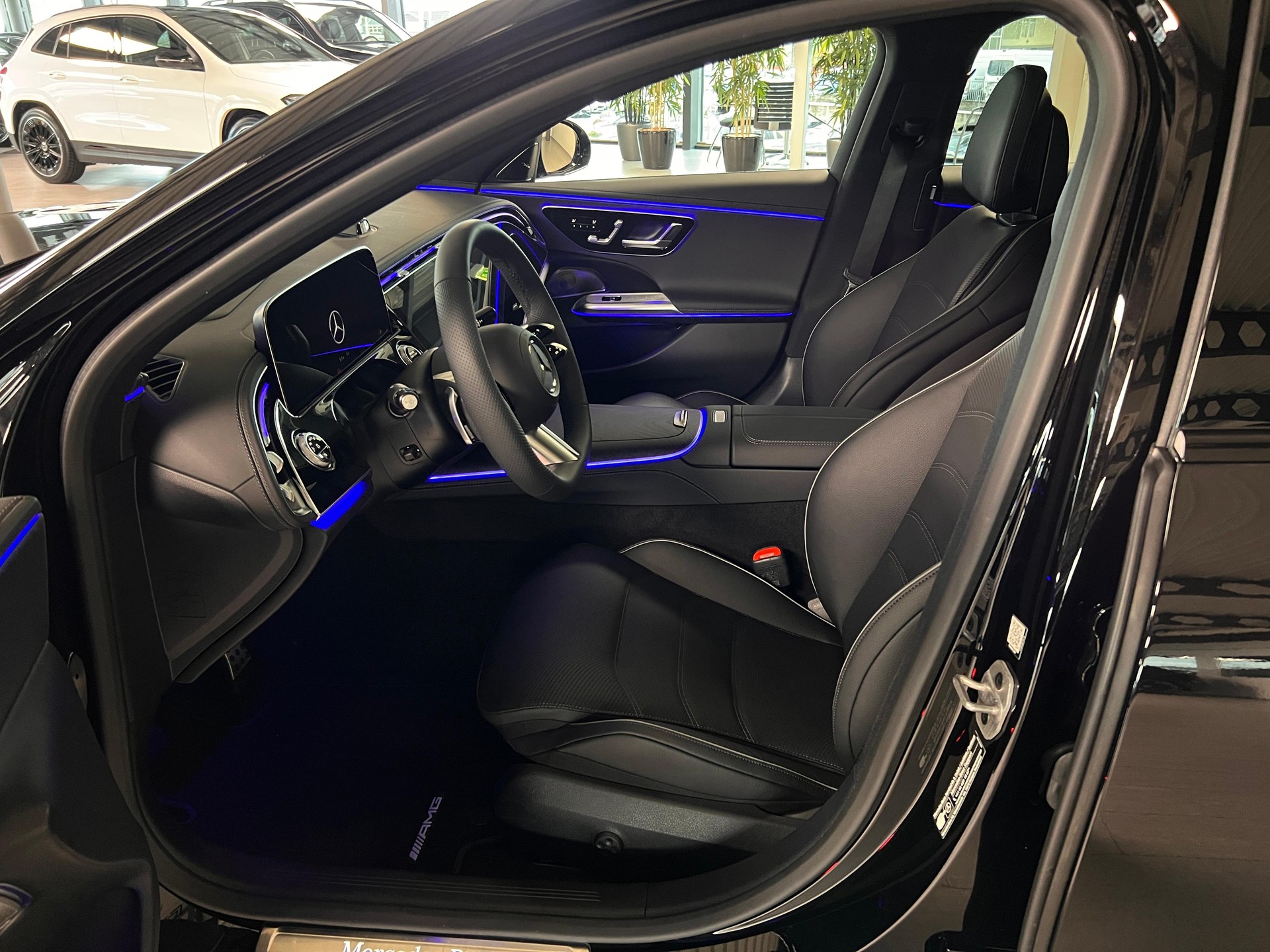 MERCEDES-BENZ E 220 d AMG Line 4matic Kombi-image-8